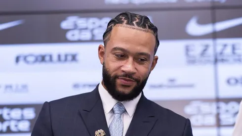 SP - SAO PAULO - 12/09/2024 - CORINTHIANS, APRESENTACAO MEMPHIS DEPAY - Augusto Melo presidente do Corinthians ao lado de Memphis Depay durante sua apresentacao oficial como jogador do Corinthians em coletiva de imprensa realizada no Arena Corinthians. Foto: Ettore Chiereguini/AGIF