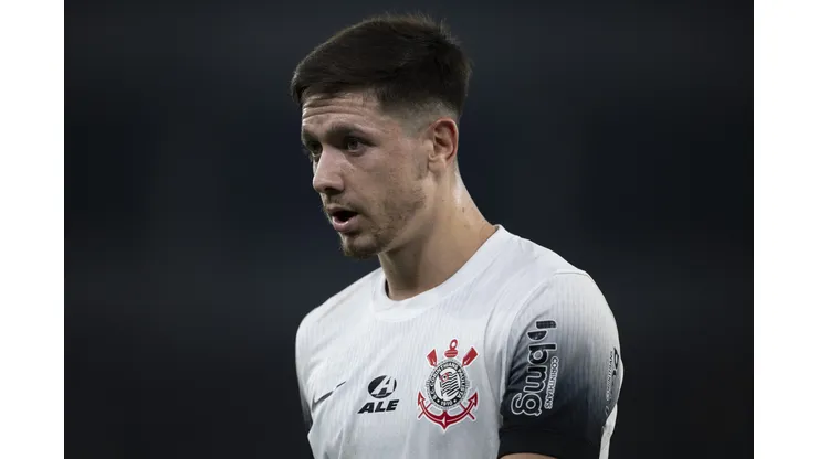 Garro em ação pelo Corinthians contra o Botafogo, no Brasileirão (Foto: Jorge Rodrigues/AGIF)