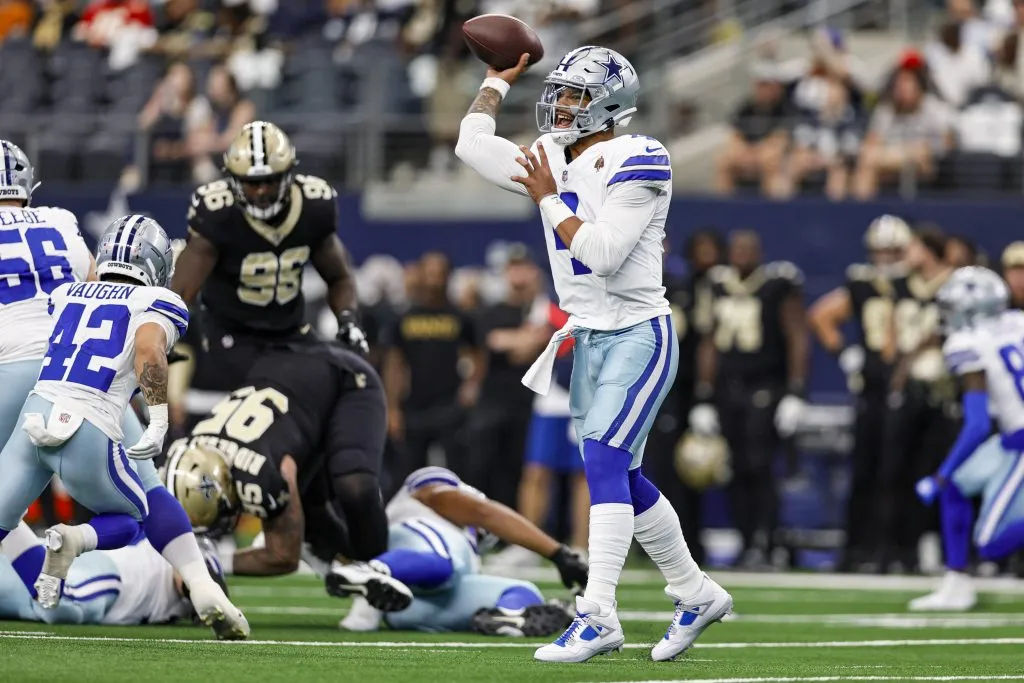 Dak Prescott (4), quarterback do Dallas Cowboys passa para um receptor durante o jogo contra New Orleans Saints, no AT&T Stadium em Arlington, Texas. Foto: Matthew Pearce/Icon Sportswire