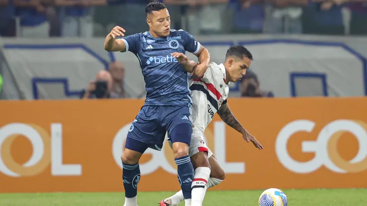 Marlon, disputa bola com Vinicius jogador do Sao Paulo durante partida no estadio Mineirao pelo campeonato Brasileiro A 2024