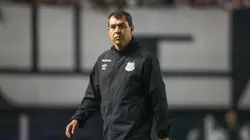 Treinador durante a partida com a Ponte Preta
