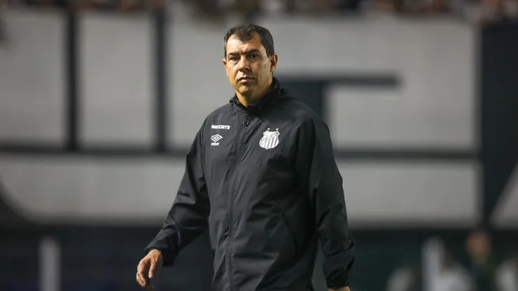 Treinador durante a partida com a Ponte Preta