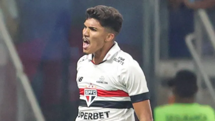 MG - BELO HORIZONTE - 15/09/2024 - BRASILEIRO A 2024, CRUZEIRO X SAO PAULO - William Gomes jogador do Sao Paulo comemora seu gol durante partida contra o Cruzeiro no estadio Mineirao pelo campeonato Brasileiro A 2024. Foto: Gilson Lobo/AGIF