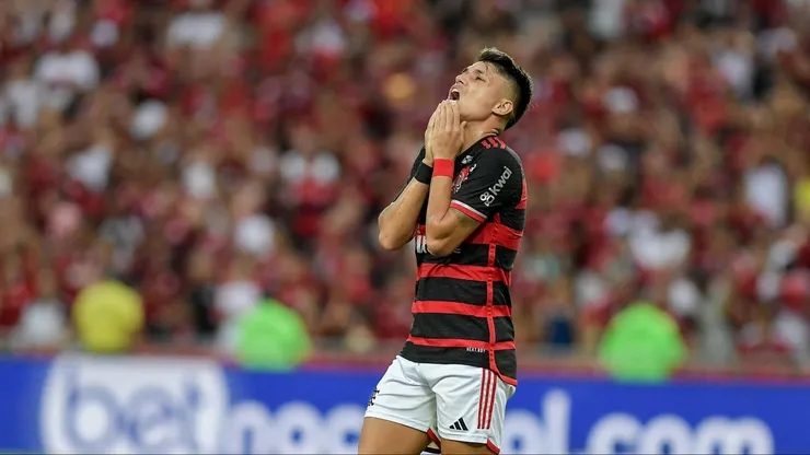 Atacante atuou poucos minutos antes de sentir a lesão