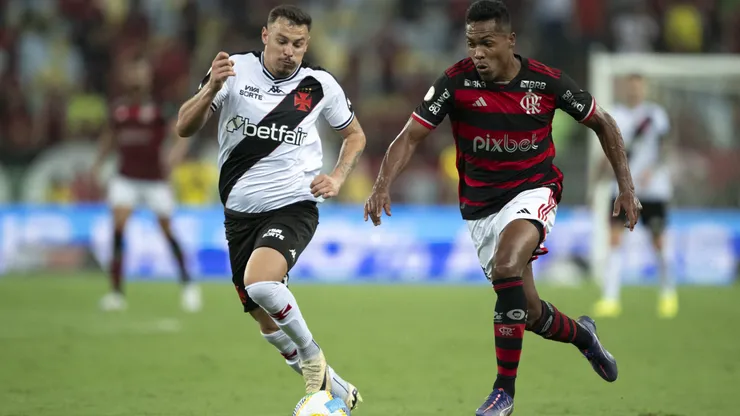 Alex Sandro jogador do Flamengo disputa lance com Hugo Moura jogador do Vasco durante partida no estadio Maracana pelo campeonato Brasileiro A 2024. Foto: Jorge Rodrigues/AGIF