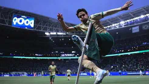 Raphael Veiga comemorando o gol que fechou a goleada do Palmeiras sobre o Criciúma. Foto: Ettore Chiereguini/AGIF