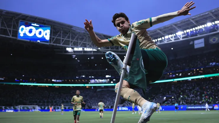 Raphael Veiga comemorando o gol que fechou a goleada do Palmeiras sobre o Criciúma. Foto: Ettore Chiereguini/AGIF