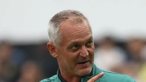 Lisca durante partida contra o Peixe na Vila Belmiro.