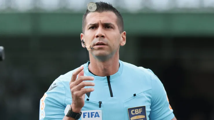 Árbitro Bruno Arleu de Araujo durante partida