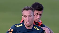 Arthur durante treino da Seleção Brasileira. Meio-campista é descartado no Imortal.