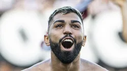 Gabigol comemora com torcedores do Flamengo na Vila Belmiro.