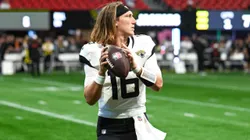 Jacksonville quarterback, Trevor Lawrence (16) aquece-se na linha lateral durante a pré-temporada NFL, American Football Herren, jogo dos EUA entre o Jacksonville Jaguars e os Atlanta Falcons em 23 de agosto de 2024 no Mercedes-Benz Stadium em Atlanta, GA