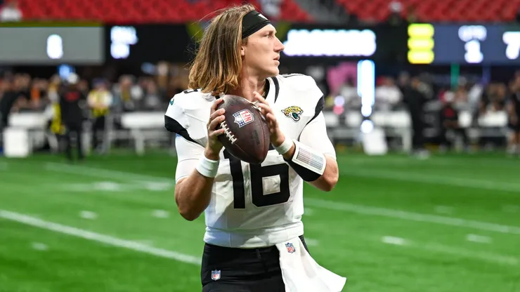 Jacksonville quarterback, Trevor Lawrence (16) aquece-se na linha lateral durante a pré-temporada NFL, American Football Herren, jogo dos EUA entre o Jacksonville Jaguars e os Atlanta Falcons em 23 de agosto de 2024 no Mercedes-Benz Stadium em Atlanta, GA