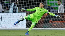 O goleiro Keylor Navas #1 da Costa Rica chuta a bola durante a primeira metade do jogo de futebol contra a Argentina