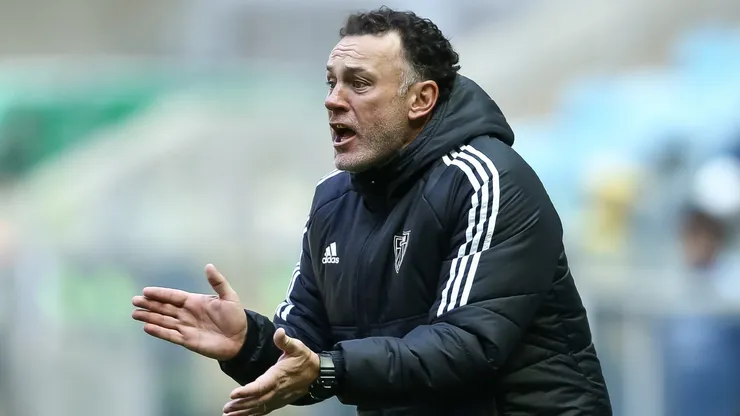 PORTO ALEGRE, BRAZIL - SEPTEMBER 1: Gabriel Milito head coach of Atletico Mineiro reacts during the match between Gremio and Atletico Mineiro as part of Brasileirao 2024 at Arena do Gremio on September 1, 2024 in Porto Alegre, Brazil. (Photo by Pedro H. Tesch/Getty Images)