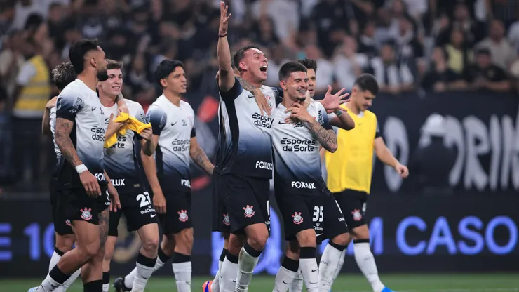 Jogadores comemorando a classificação contra o Juventude