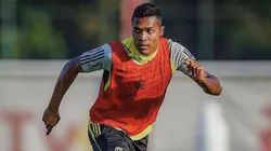 Alex Sandro, zagueiro do Flamengo durante treino treino com o elenco