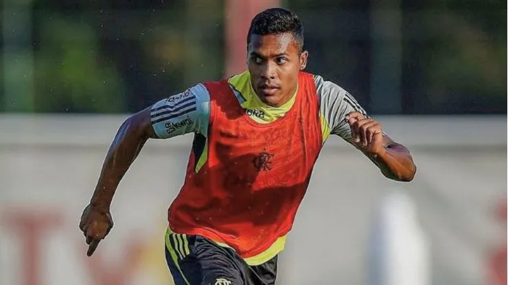 Alex Sandro, zagueiro do Flamengo durante treino treino com o elenco