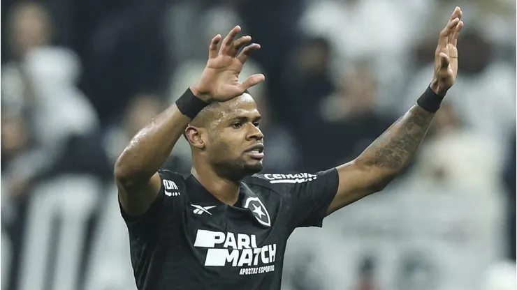 Júnior Santos, em ação pelo Botafogo - Photo by Alexandre Schneider/Getty Images)