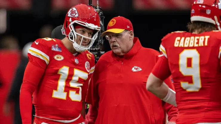 Andy Reid e Mahomes conversando durante o Super Bowl. Foto: IMAGO / ZUMA Press Wire