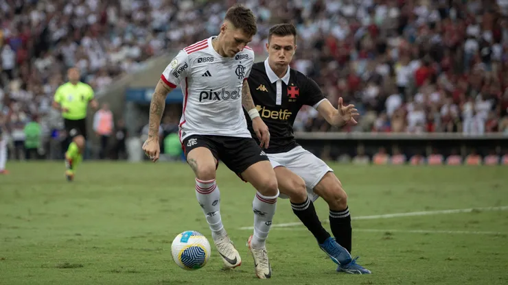 Lucas Piton jogador do Vasco disputa lance com Varela jogador do Flamengo durante partida no estadio Maracana pelo campeonato Brasileiro A 2024.