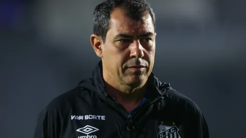 Carille enfrenta sequência no Santos que quase te demitiu