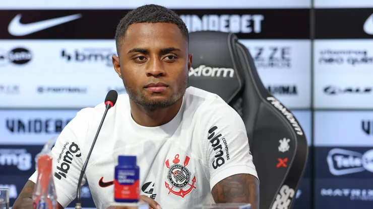 Lateral-esquerdo durante apresentação no Timão