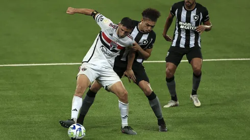 RIO DE JANEIRO, BRAZIL - APRIL 15: Calleri of Sao Paulo competes for the ball with Adryelson (C) and Daniel Borges of Botafogo during a match between Botafogo and São Paulo as part of Brasileirao 2023 at Estadio Olímpico Nilton Santos on April 15, 2023 in Rio de Janeiro, Brazil. (Photo by Buda Mendes/Getty Images)