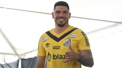 Goleiro durante a apresentação do novo uniforme do Santos