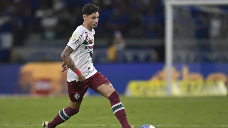 BELO HORIZONTE, BRAZIL - JUNE 19: Diogo Barbosa of Fluminense controls the ball during a match between Cruzeiro and Fluminense as part of Brasileirao 2024 at Mineirao Stadium on June 19, 2024 in Belo Horizonte, Brazil. (Photo by Pedro Vilela/Getty Images)