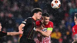 Maximilian Eggestein do Freiburg disputa bola com Neil El Aynaoui do Lens. (Photo by Oliver Hardt/Getty Images)