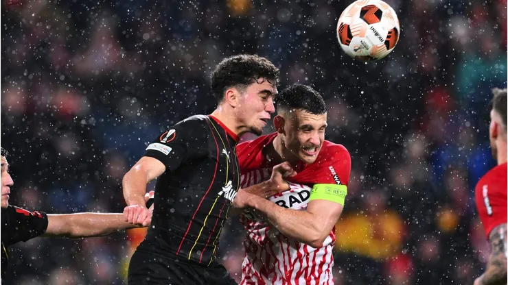 Maximilian Eggestein do Freiburg disputa bola com Neil El Aynaoui do Lens. (Photo by Oliver Hardt/Getty Images)