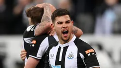 Bruno Guimarães comemora gol em partida diante do Newcastle United diante do Wolverhampton. (Photo by Stu Forster/Getty Images)