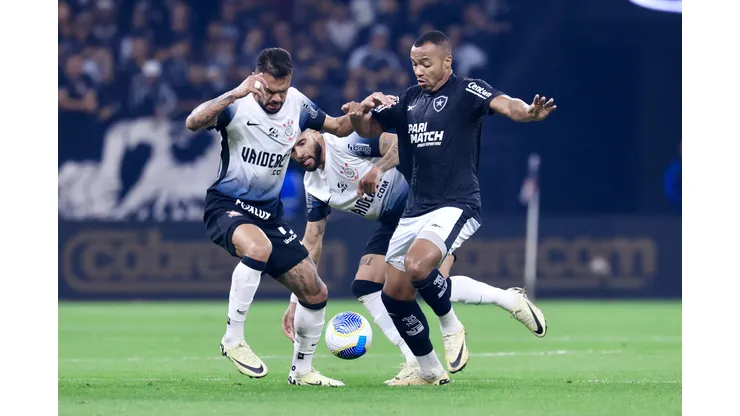 Jogadores do Corinthians e Botafogo disputam lance durante partida no estadio Arena Corinthians pelo campeonato Brasileiro A 2024. Foto: Marcello Zambrana/AGIF