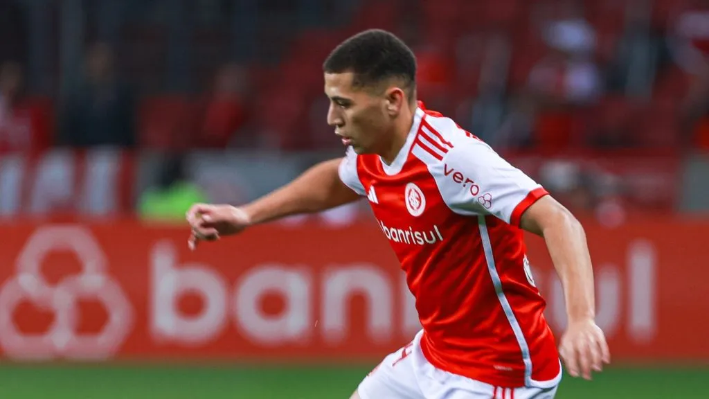 Gabriel Carvalho em jogo pelo Internacional. Maxi Franzoi/AGIF.