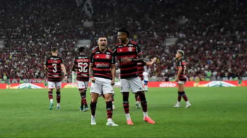 Arrascaeta jogador do Flamengo comemora seu gol com Bruno Henrique durante partida contra o Bahia na Copa do Brasil 2024. Foto: Thiago Ribeiro/AGIF