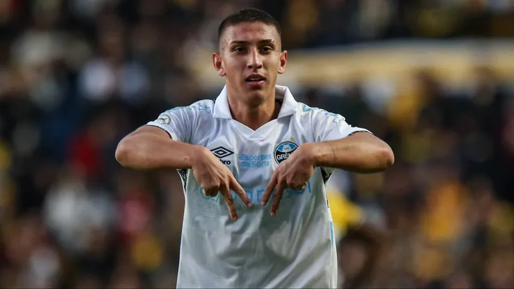 Monsalve jogador do Grêmio comemora seu gol durante partida contra o Criciúma. Foto: Leonardo Hubbe/AGIF