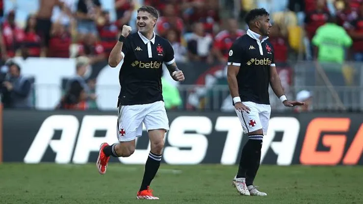 Pablo Vegetti, do Vasco da Gama comemora o primeiro gol da equipe durante a partida contra o Flamengo pelo Brasileirao 2024 no Maracanã