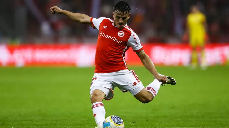 PORTO ALEGRE, BRAZIL - AUGUST 4: Alexandro Bernabei of Internacional makes an attempt on target during the match between Internacional and Palmeiras as part of Brasileirao 2024 at Beira-Rio Stadium on August 4, 2024 in Porto Alegre, Brazil. (Photo by Pedro H. Tesch/Getty Images)