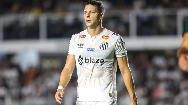 Santos estuda renovação de contrato com Julio Furch