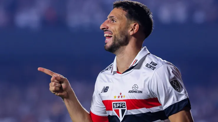 Calleri faz ligação, conversa com meio-campista e ele chegou ao São Paulo