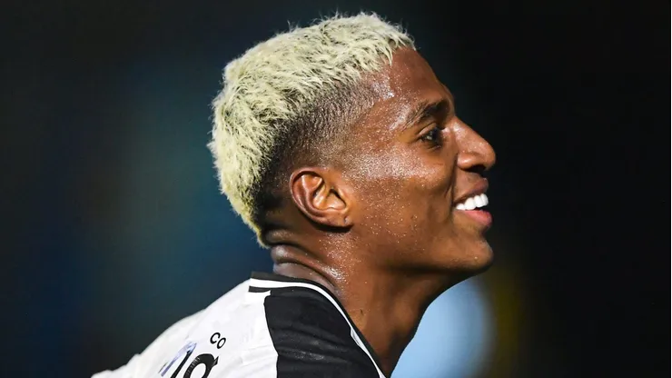 RJ - RIO DE JANEIRO - 26/08/2024 - BRASILEIRO A 2024, VASCO X ATHLETICO-PR - Emerson Rodriguez jogador do Vasco comemora gol durante partida contra o Athletico-PR no estadio Sao Januario pelo campeonato Brasileiro A 2024. Foto: Thiago Ribeiro/AGIF