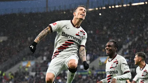 Alejandro Grimaldo comemora seu gol pelo Bayer Leverkusen em partida diante do Hoffenheim. (Photo by Markus Gilliar/Getty Images)