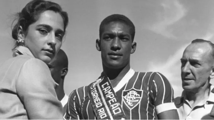 Waldo, lendário jogador do Fluminense e equipe celebrando seu destaque no torneio Rio S.P da década de 1950.