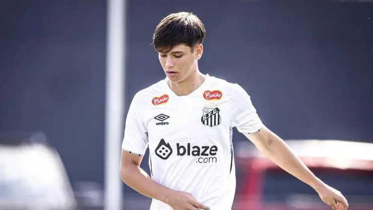 Santos assina contrato com meio-campista em negócio de R$ 435 milhões