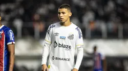 Atacante em ação com a camisa do Santos