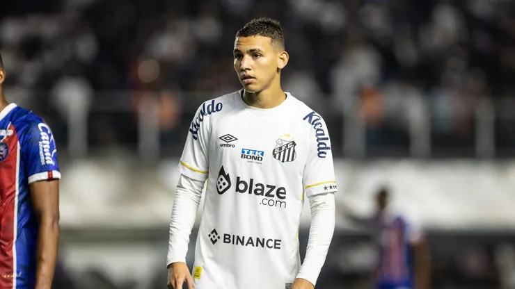 Atacante em ação com a camisa do Santos