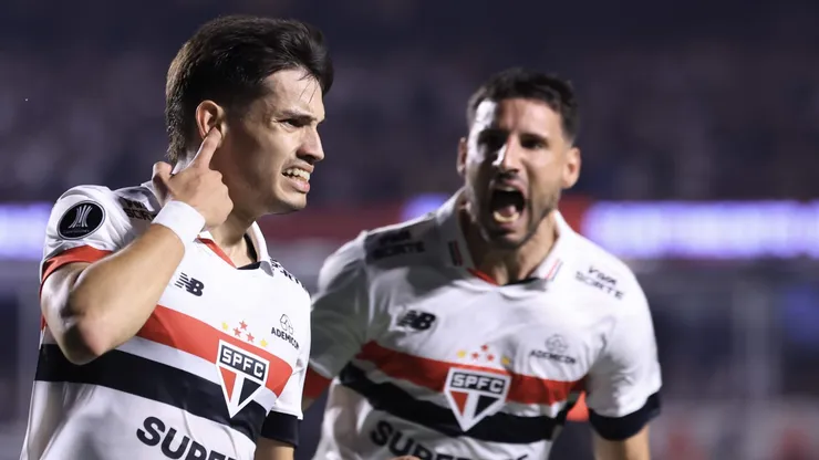 Bobadilla comemora gol contra o Nacional