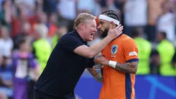 Koeman conversa com Depay na partida entre Holanda e Austria na Eurocopa de 2024.