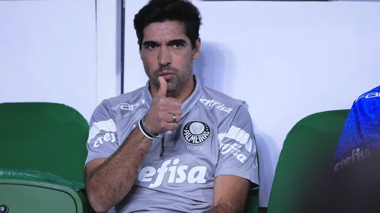 Atacante recusa propostas do exterior para jogar no Palmeiras de Abel Ferreira